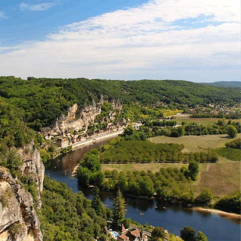 Stay just a few minutes walk from the charming village of Bonnieux