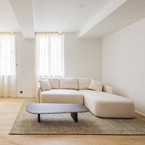 Unwind in the light-filled living space with views onto the leafy courtyard