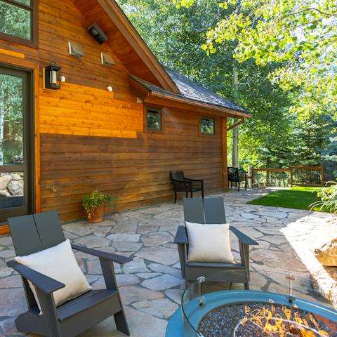 Settle in for an evening of marshmallow toasting over the fire pit