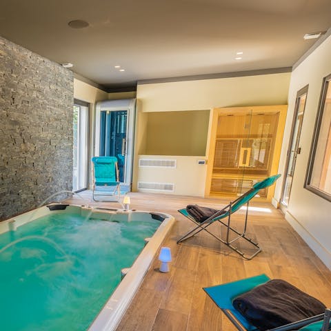 Enjoy an afternoon in the spa featuring a jacuzzi, hammam and sauna
