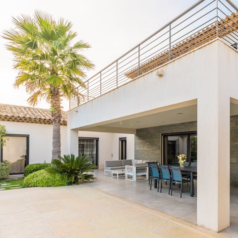 Invite a private chef to prepare a beautiful meal for you in the garden