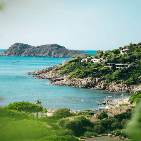 Experience tradition and luxury in Saint–Tropez – only a twenty–five–minute drive away