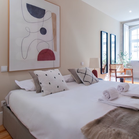 Enjoy a good night's sleep in the comfortable king-size bed