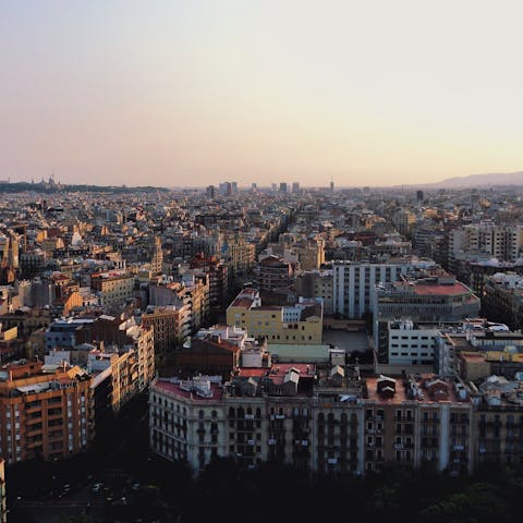 Wander around the streets of l'Eixemple
