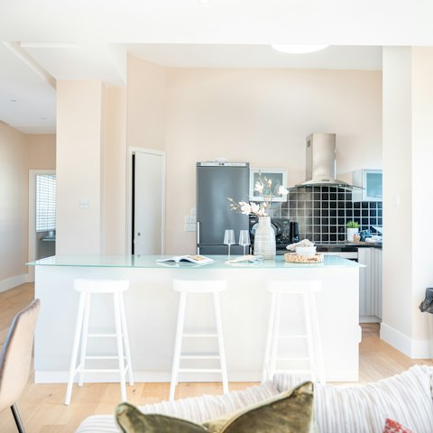 Take a perch at the breakfast bar with pre-dinner drinks