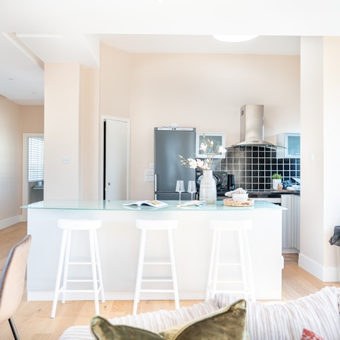 Take a perch at the breakfast bar with pre-dinner drinks