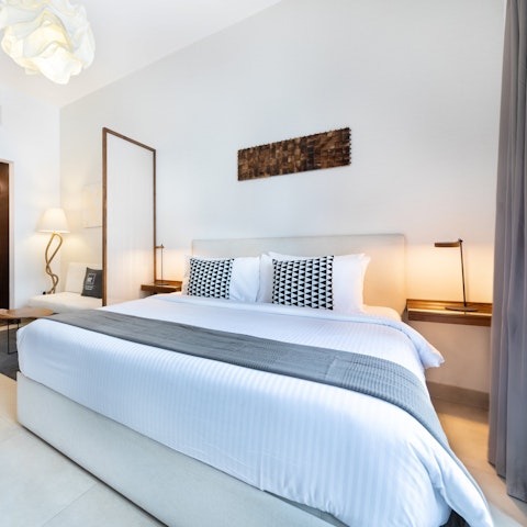 Get a good night's sleep in the queen-size bed