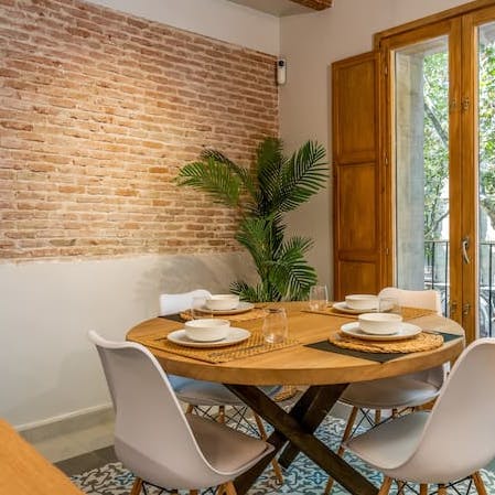 Enjoy some fideuà at your dining table