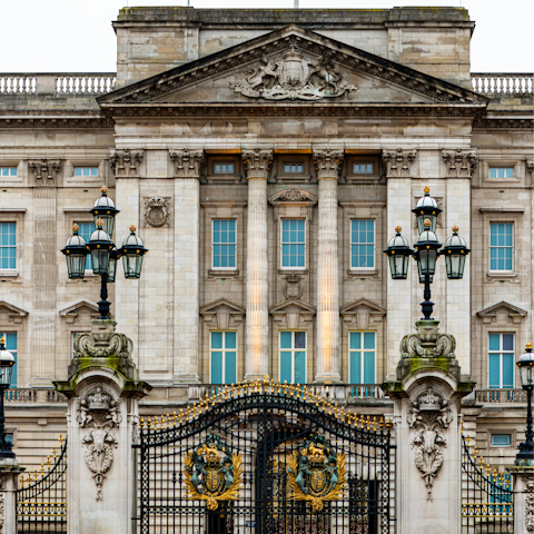 Walk to Buckingham Palace in under twenty minutes