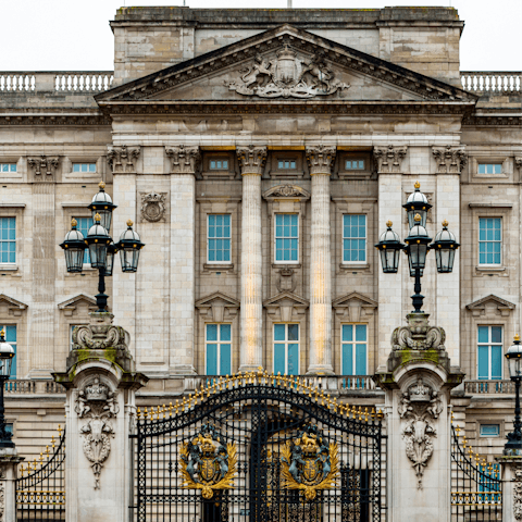 Walk to Buckingham Palace in under twenty minutes