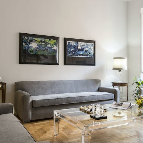 Switch off and relax with drinks in the living room