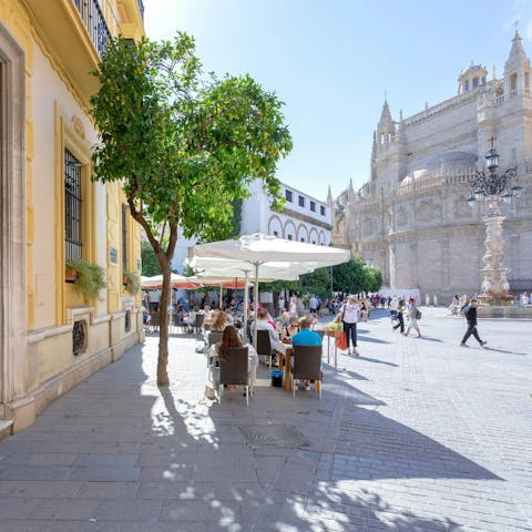 Enjoy a prime spot in Plaza Virgen de los Reyes