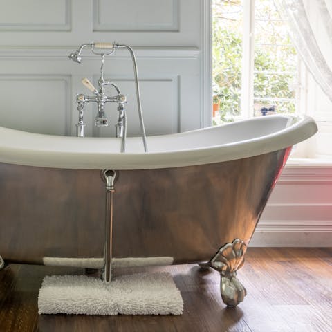 Soak weary adventurer’s legs in the slipper bath – there’s room for two
