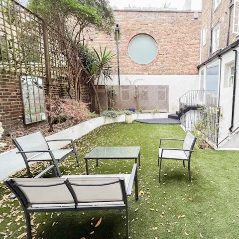 Serve your favourite drinks in the private garden