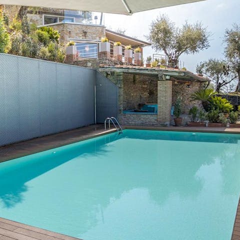 Cool off from the Tuscan sunshine in the swimming pool