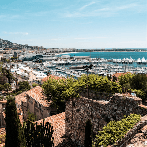 Walk to the sandy beaches of Cannes in twelve minutes