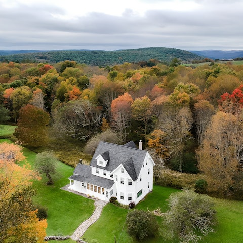 Relax in the peace and quiet of this bucolic setting