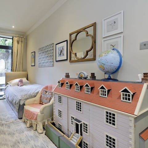 Let the kids play in the children's bedroom