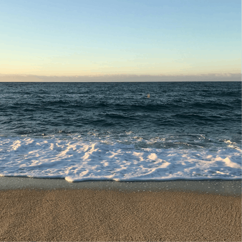 Spend the day on the sands of Plage de la Potinière, 350 metres from this apartment