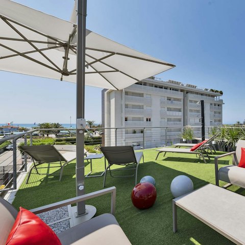 Spend your days chilling on the rooftop terrace