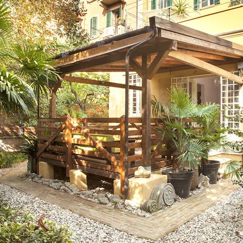 Relax in the garden amid plants – it's a great spot for cocktails