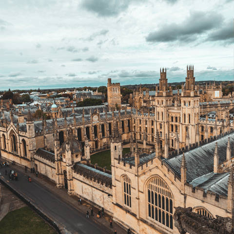 Walk twenty minutes to Oxford's bustling centre