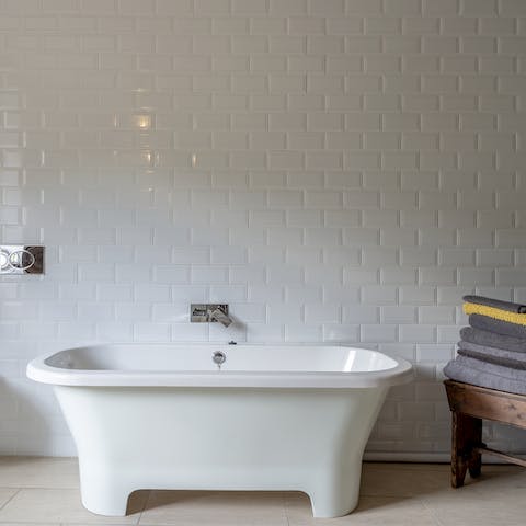 Take a hot bath in the free-standing tub