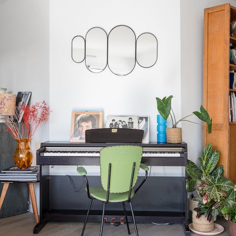 Pay homage to Johnny Hallyday with a song-song around the piano