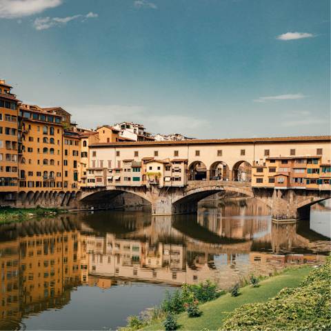 Take a fifteen-minute stroll to the Ponte Vecchio