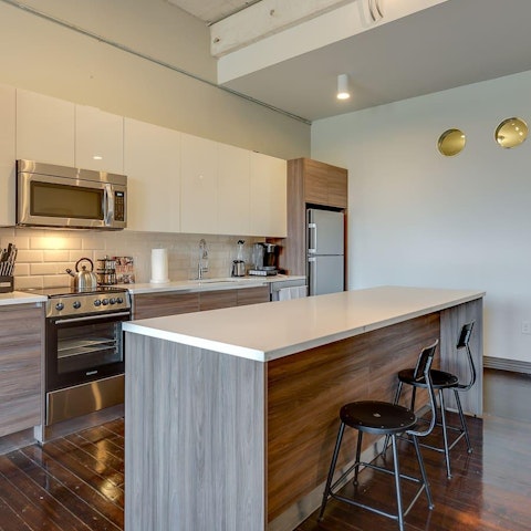 Start mornings off with coffee and a bite to eat at the breakfast bar