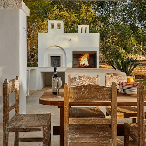 Light up the pizza oven for memorable evening dinners
