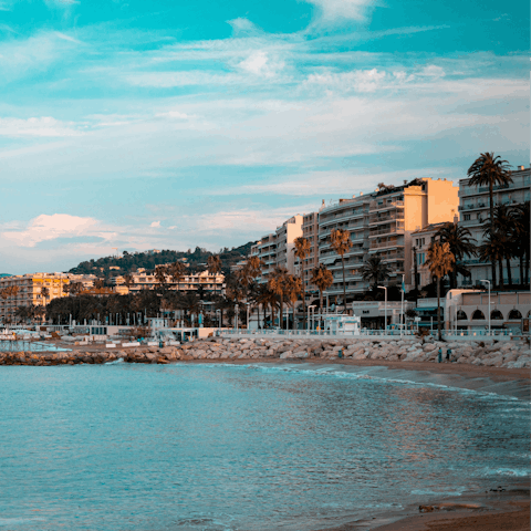 Stroll down to the seafront in fifteen-minutes