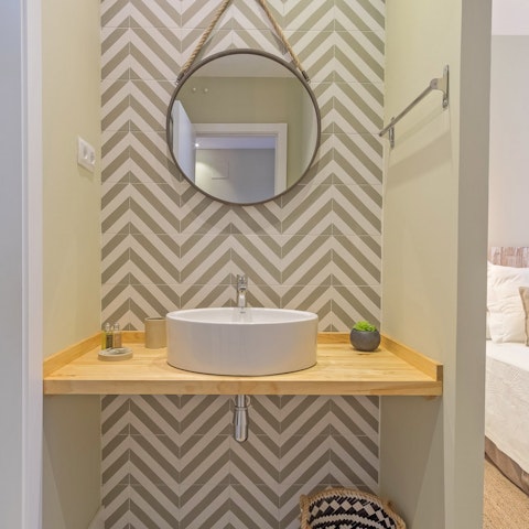 Get ready for an evening out in Madrid in the stylish bathroom