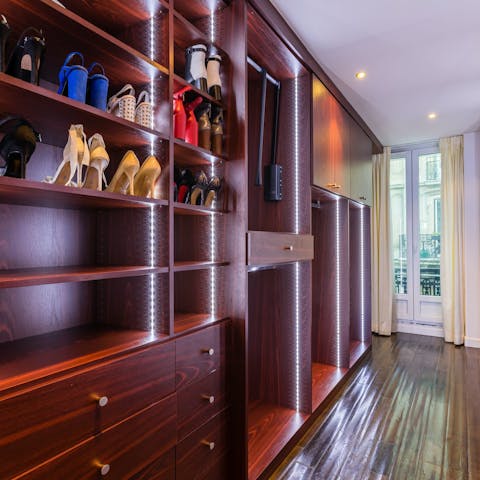 Store your purchases from the Champs Elysées in the walk-in wardrobe