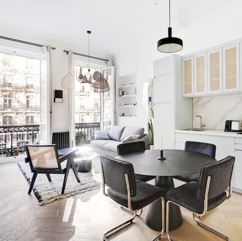 Spend magical evenings around the dining table and raise a glass to the city of love