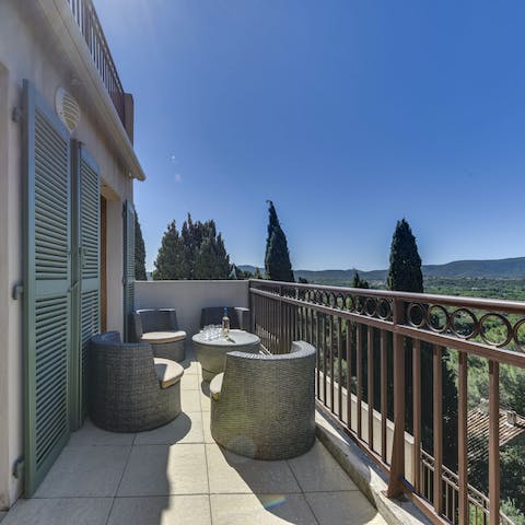 Enjoy aperitifs in the sunshine