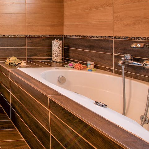 Settle down for a long soak in your bath tub with hydro massage setting