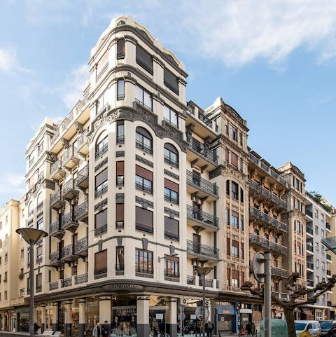Explore the chic boutiques and restaurants of the nearby Old Town