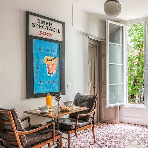 Open the large sash windows and enjoy a light meal in the Parisian breeze