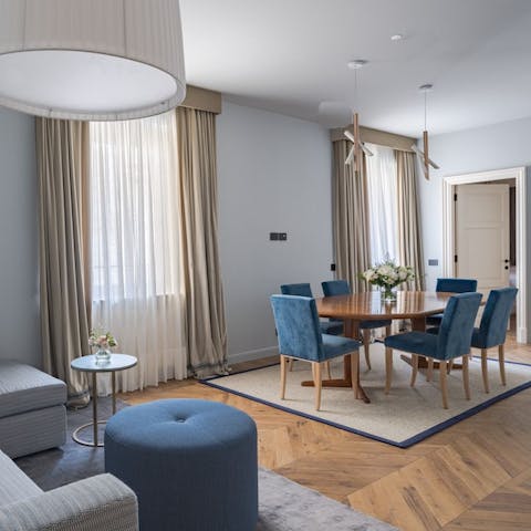 Plan your itinerary in an open-plan living space with parquet flooring