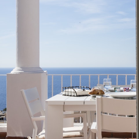 Savour authentic breakfasts with a view on the balcony