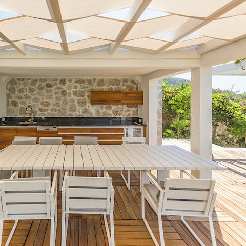 Every meal will be an alfresco meal with this impressive outdoor kitchen-diner