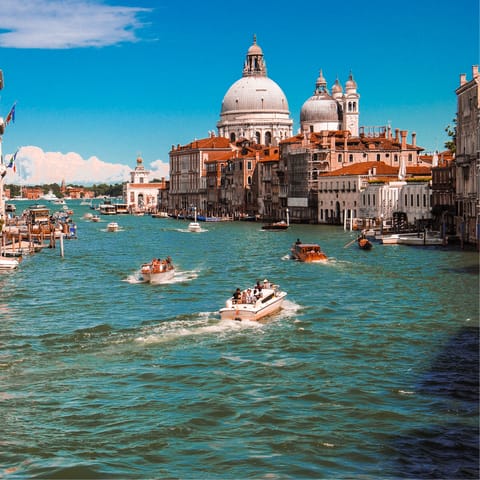 Stay just a three-minute walk away from the historic Jewish Ghetto with its bustling shops and food stalls