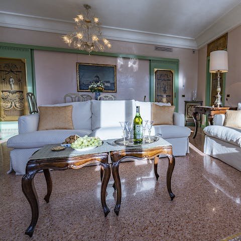 Enjoy an aperitif in the living area, after a day of discovering Venice