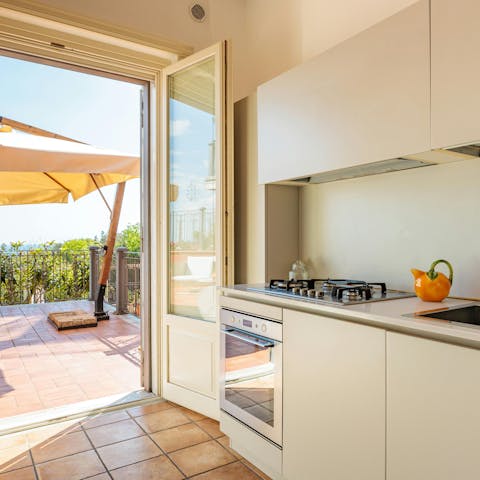 Enjoy easy self catering in the well-equipped kitchen