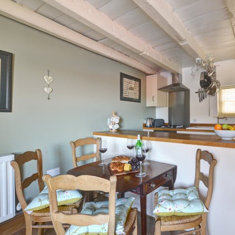Prepare a delicious Sunday roast to enjoy in the cosy dining space