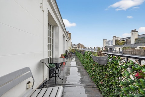 Take breakfast above the Parisian rooftops with open sky above
