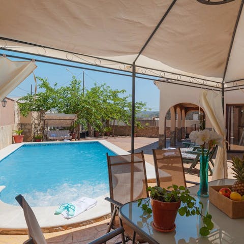 Take your meals outside and enjoy the heat from the shaded alfresco area