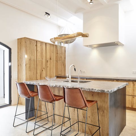 Start lazy days with fresh juices at the breakfast bar