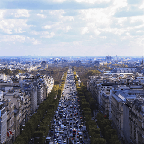 Take advantage of the proximity to the Champs Élysée, just ten minutes away